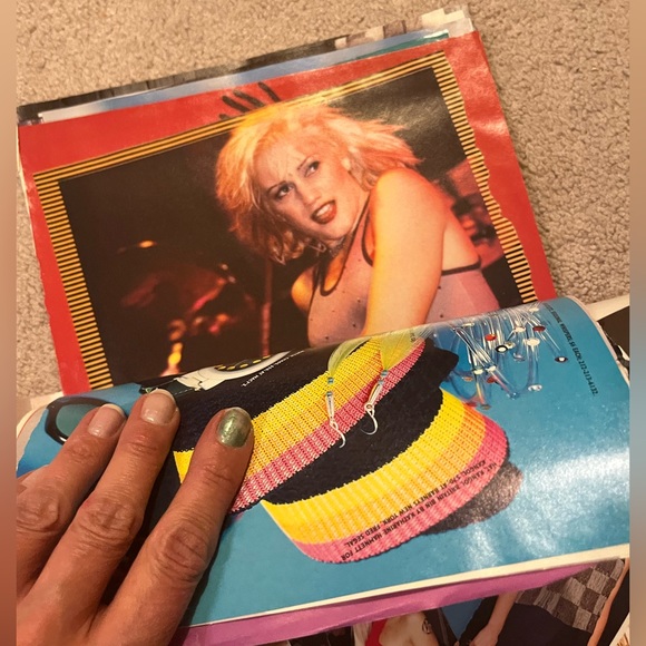 Hundreds of Gwen Stefani clippings - Picture 3 of 4